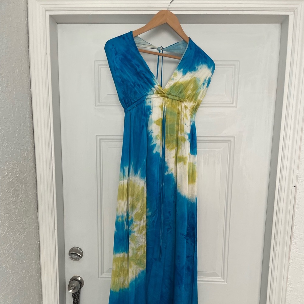 Beautiful Sumer dress with brilliant colors.